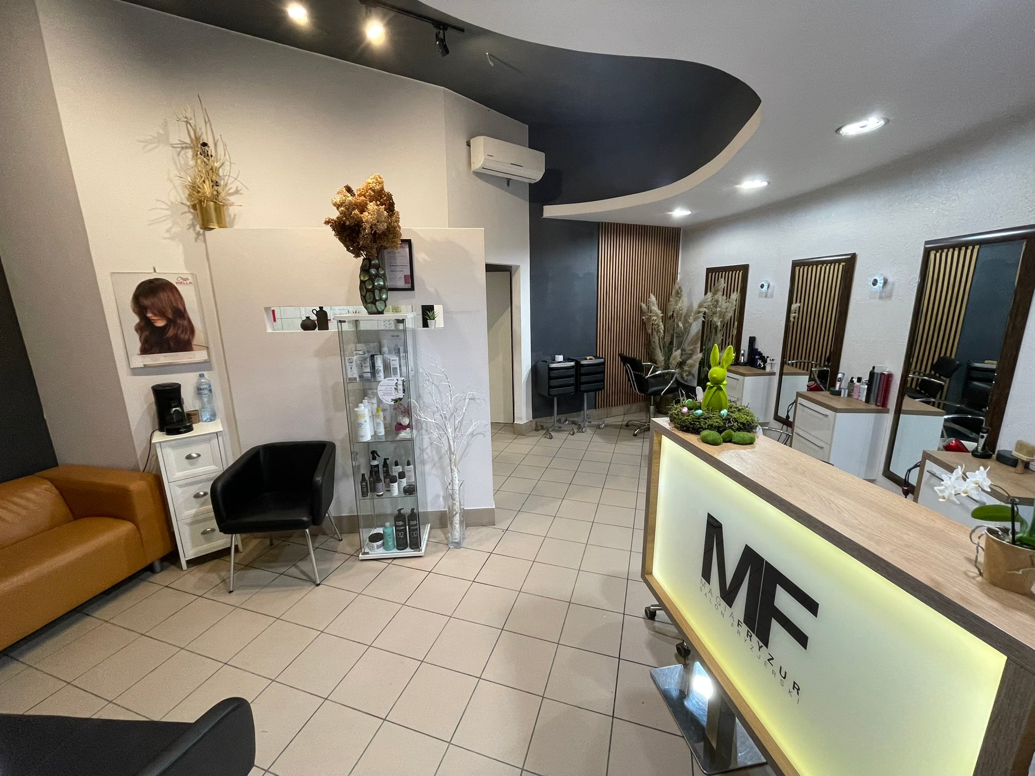 Wnętrze salonu Magia Fryzur w Jaśle — stanowiska fryzjerskie